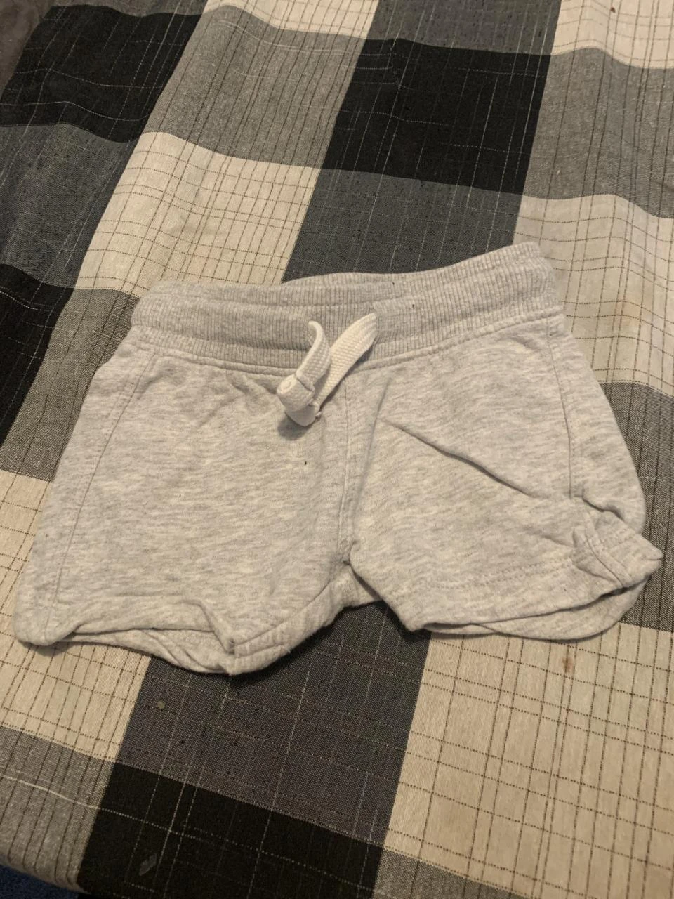 Grijze korte broek van de Hema. Maat 62.
